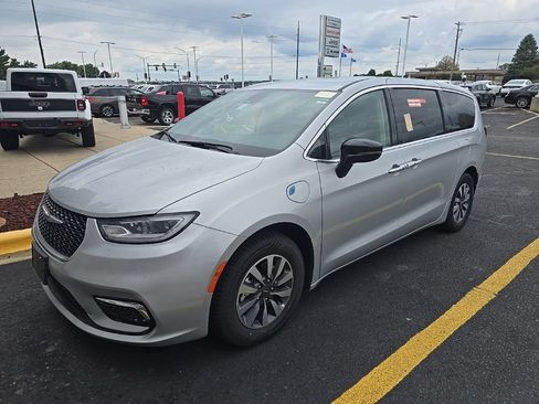 Used 2024 Chrysler Pacifica Limited FWD image 5