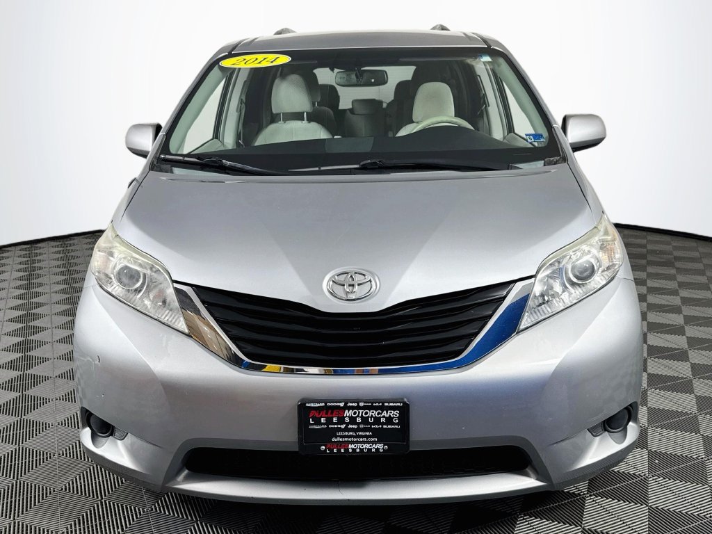 Used 2014 Toyota Sienna LE FWD image 2