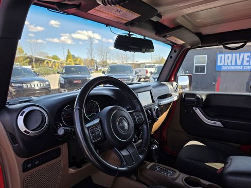 Used 2016 Jeep Wrangler Unlimited Rubicon w/ Connectivity Group image 10