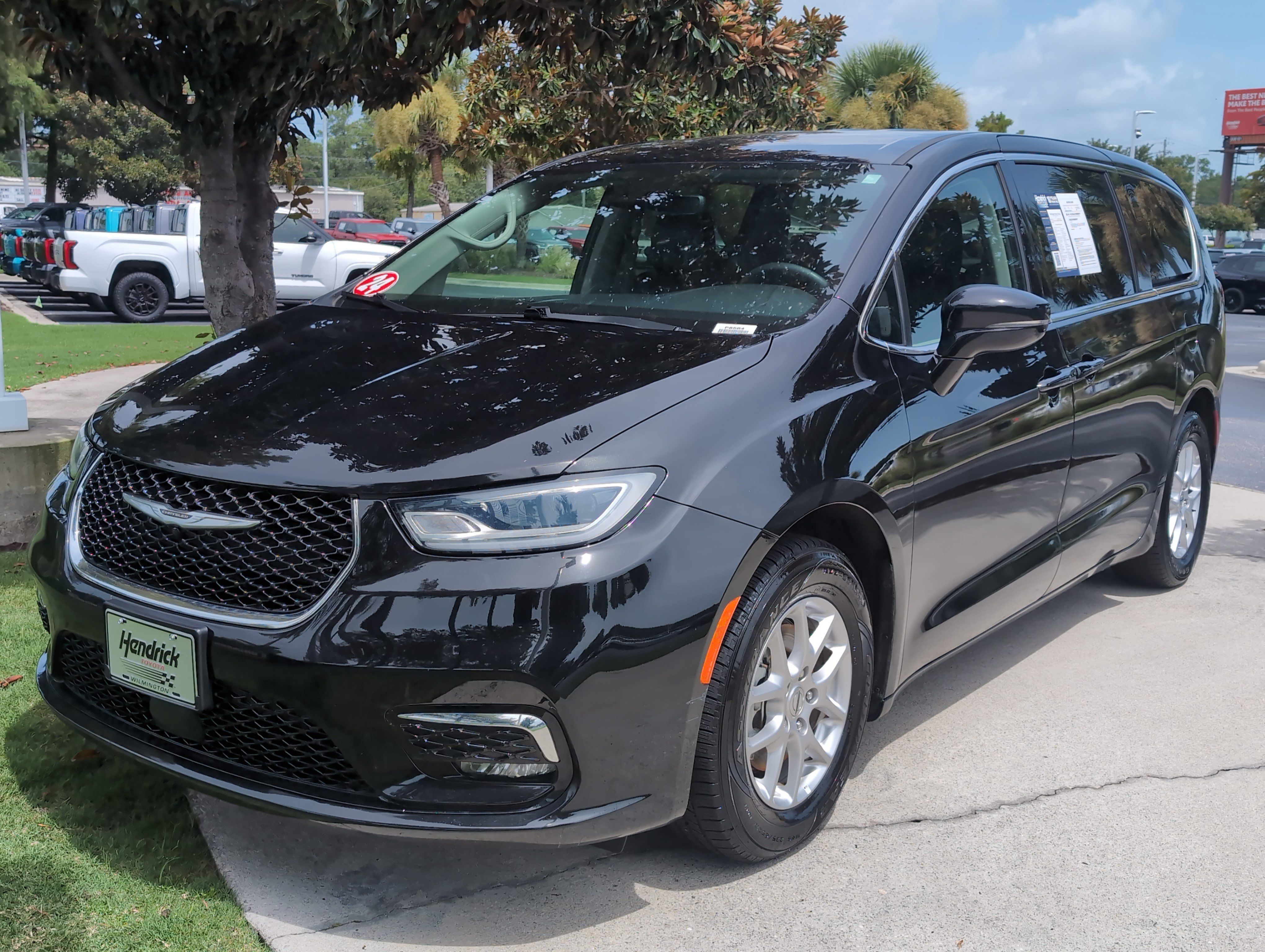 Used 2024 Chrysler Pacifica Touring-L FWD image 5