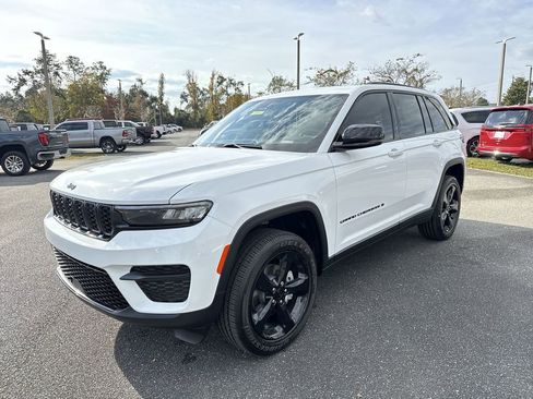 New 2025 Jeep Grand Cherokee Altitude image 7