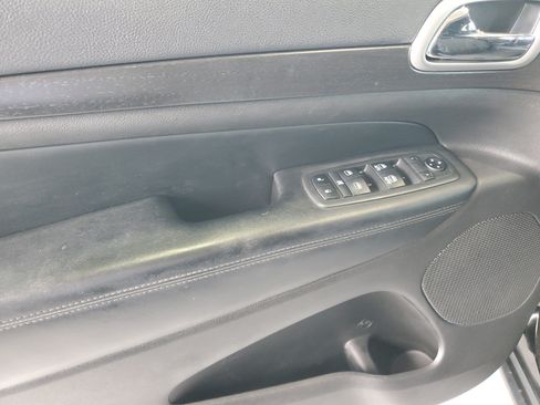Used 2018 Jeep Grand Cherokee Laredo RWD image 15