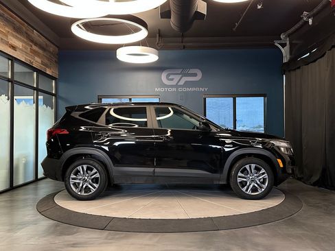 Used 2022 Kia Seltos LX AWD/4WD image 2
