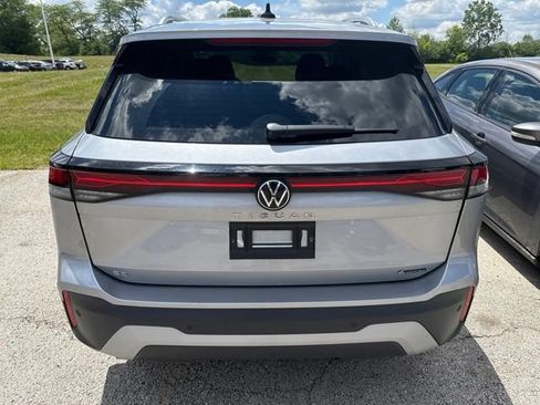 Used 2025 Volkswagen Tiguan SE AWD/4WD image 4