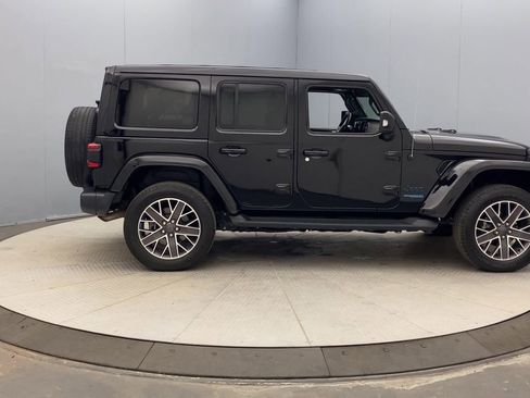 Used 2022 Jeep Wrangler Unlimited Sahara AWD/4WD image 6