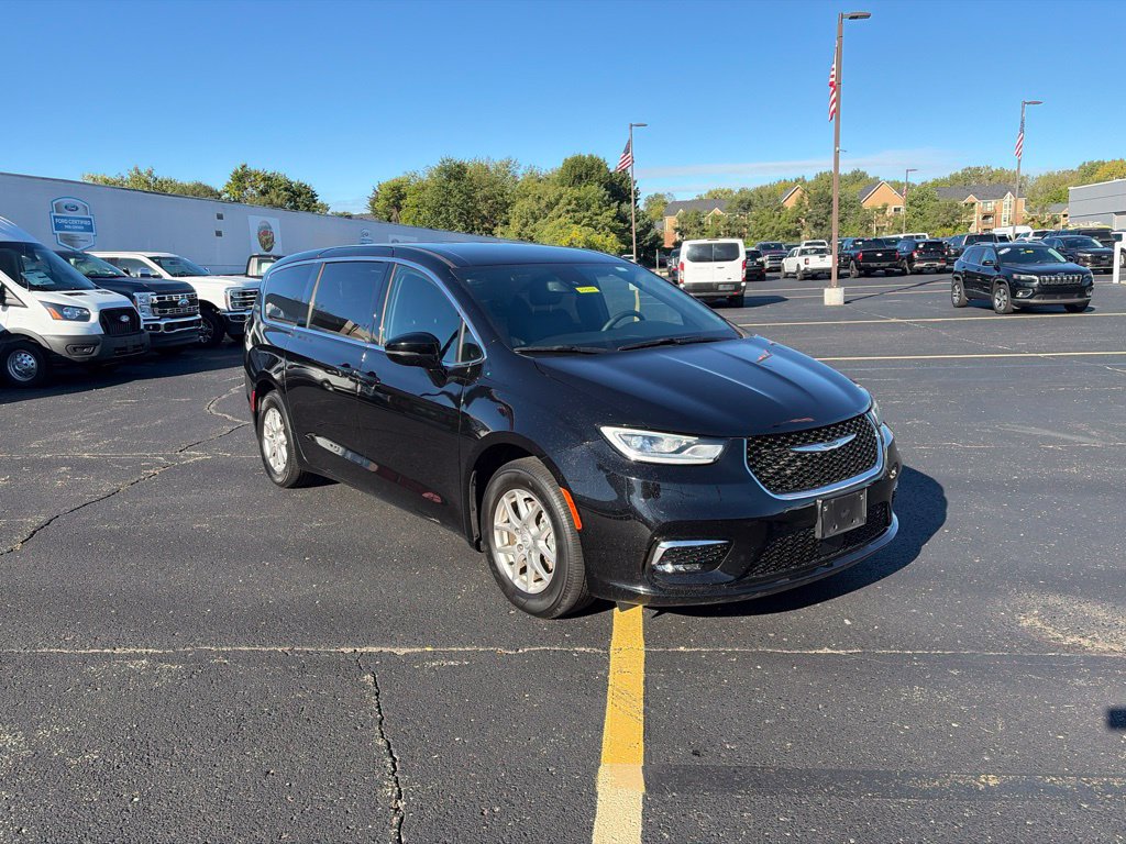 Used 2025 Chrysler Pacifica Select FWD image 3