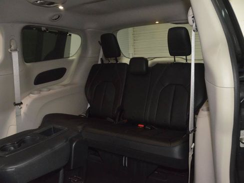 Used 2019 Chrysler Pacifica Touring-L FWD image 29