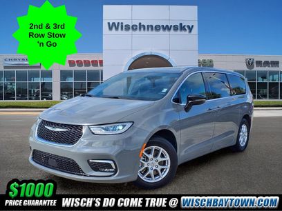 Used 2025 Chrysler Pacifica Select