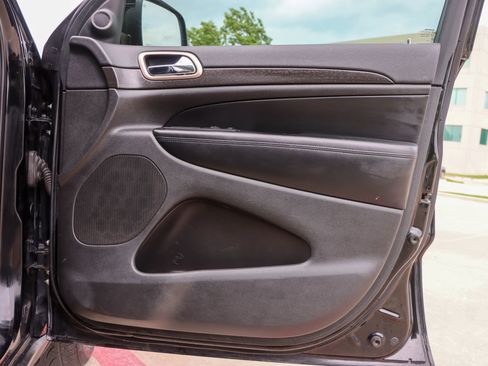Used 2017 Jeep Grand Cherokee Laredo RWD image 9