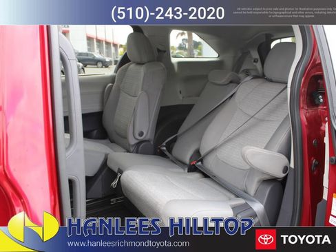 Used 2021 Toyota Sienna LE w/ LE Plus Package FWD image 17