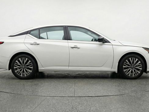 Used 2025 Nissan Altima 2.5 SV image 11