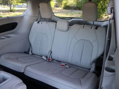 Used 2019 Chrysler Pacifica Touring-L Plus w/ Tire & Wheel Group FWD image 21