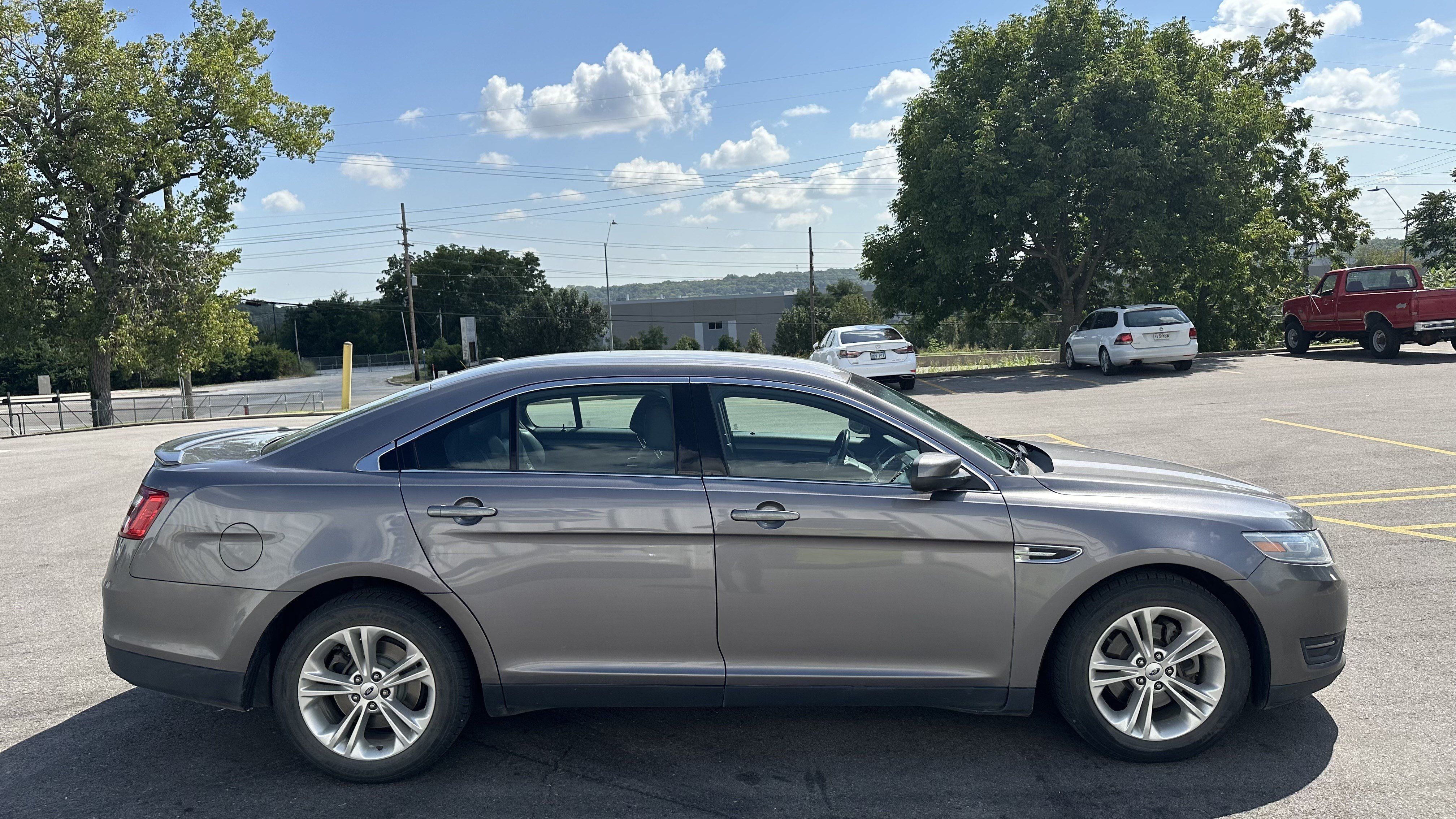 Used 2013 Ford Taurus SEL FWD image 11