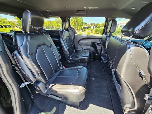 Used 2025 Chrysler Pacifica Select FWD image 29