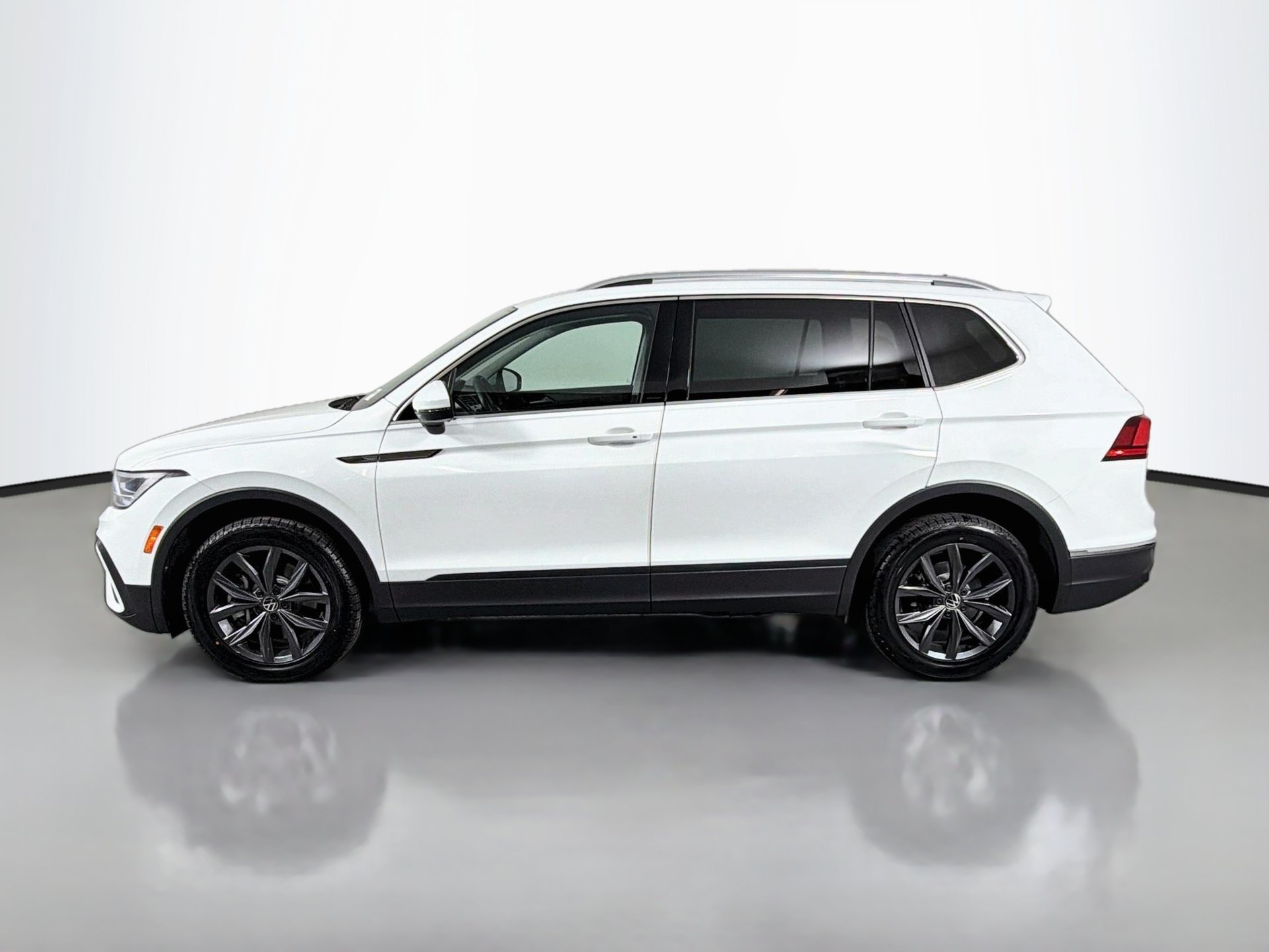 Used 2022 Volkswagen Tiguan SE w/ Panoramic Sunroof Package FWD image 8