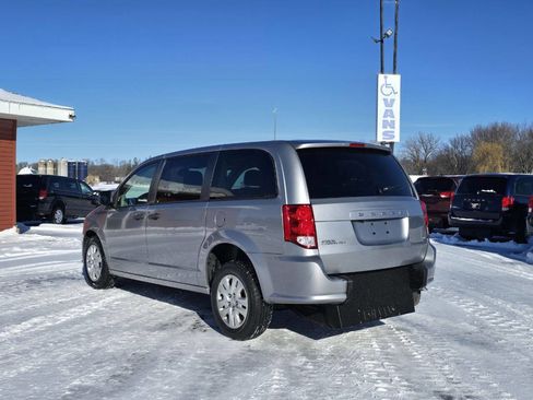 Used 2019 Dodge Grand Caravan SE image 6