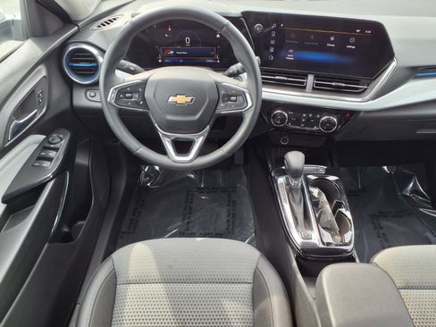 Used 2025 Chevrolet Trax LT w/ LT Convenience Package FWD image 2