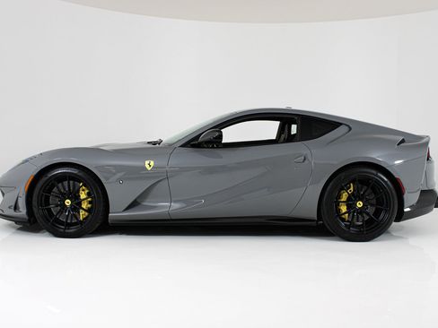 Used 2019 Ferrari 812 Superfast RWD image 4