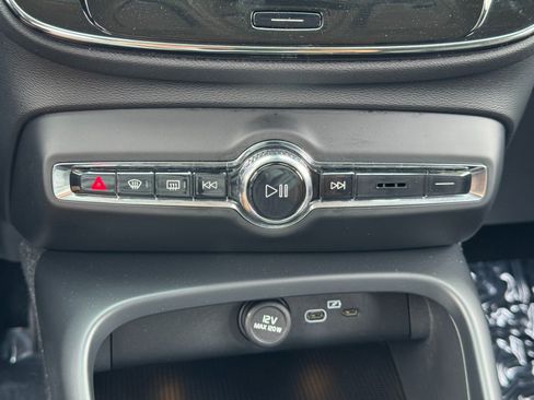 Used 2023 Volvo XC40 B4 Core w/ Convenience Package image 28