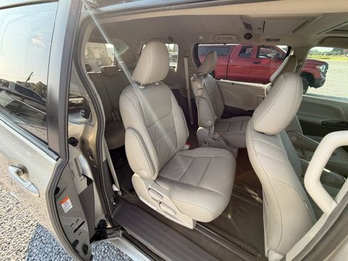 Used 2016 Toyota Sienna XLE Premium FWD image 9