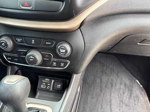 Used 2017 Jeep Cherokee Latitude FWD image 10