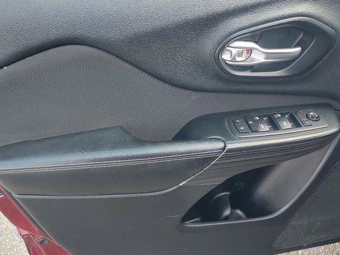 Used 2015 Jeep Cherokee Latitude AWD/4WD image 9