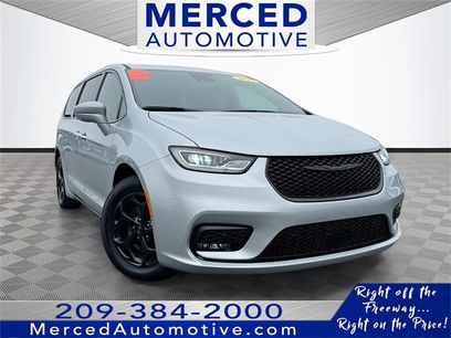 Used 2022 Chrysler Pacifica Limited w/ Uconnect Theater Family Group