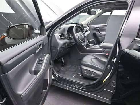 Used 2022 Toyota Highlander XLE AWD/4WD image 16