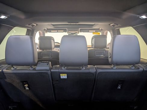 Used 2024 Land Rover Discovery Dynamic SE image 32