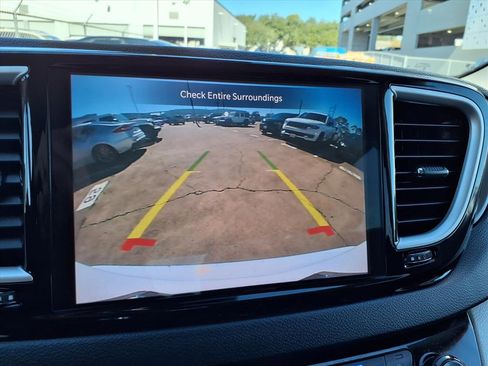 Used 2023 Chrysler Pacifica Touring-L image 5