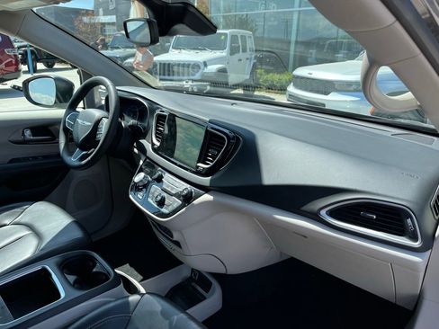 Used 2023 Chrysler Pacifica Touring-L image 11