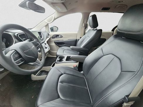 Used 2024 Chrysler Pacifica Touring-L image 6