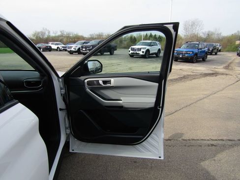 Used 2023 Ford Explorer XLT w/ Equipment Group 202A AWD/4WD image 39