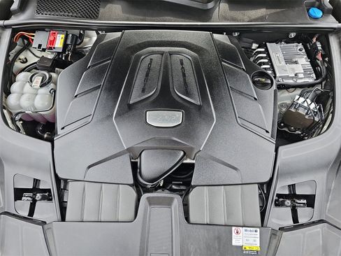 Used 2022 Porsche Cayenne Platinum Edition image 32