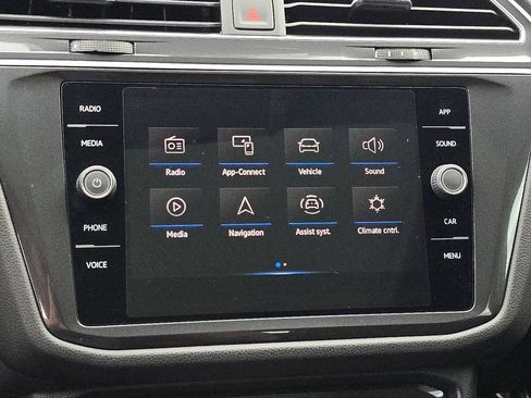 Used 2024 Volkswagen Tiguan SE w/ Panoramic Sunroof Package FWD image 28