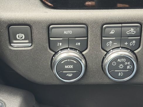 Used 2025 GMC Sierra 1500 SLT AWD/4WD image 12