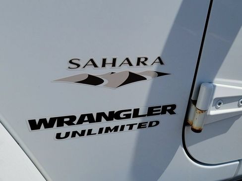 Used 2017 Jeep Wrangler Unlimited Sahara w/ Max Tow Package AWD/4WD image 6