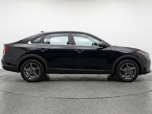 Used 2025 Kia K4 LXS image 11