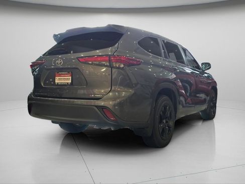 Used 2023 Toyota Highlander LE image 17