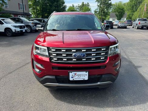 Used 2017 Ford Explorer XLT w/ Equipment Group 202A AWD/4WD image 8