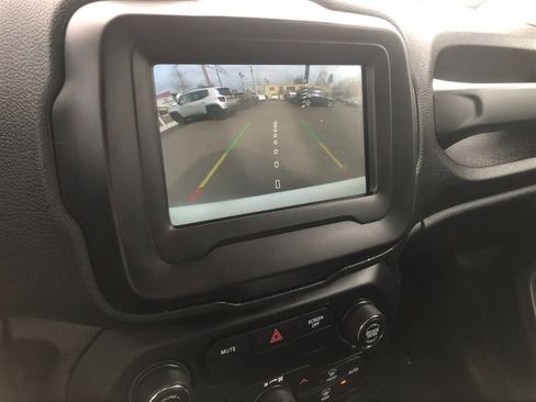 Used 2018 Jeep Renegade Latitude FWD image 14