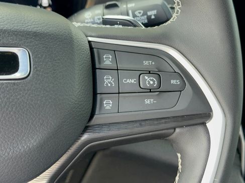 Used 2025 Jeep Grand Cherokee Altitude AWD/4WD image 19