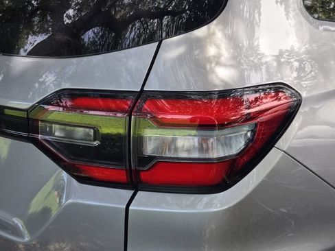 Used 2025 Honda Pilot Touring image 9