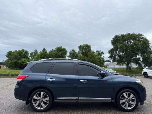 Used 2014 Nissan Pathfinder Platinum FWD image 3