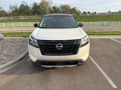 Used 2024 Nissan Pathfinder Platinum image 2