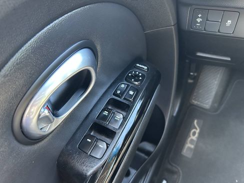 Used 2014 Kia Soul ! FWD image 15