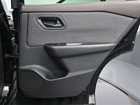 Used 2023 Nissan Rogue S image 16