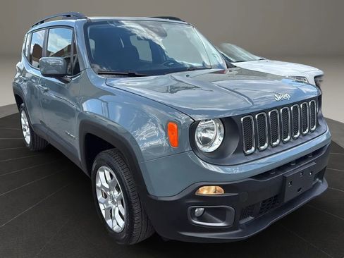 Used 2017 Jeep Renegade Latitude w/ Popular Equipment Group image 3
