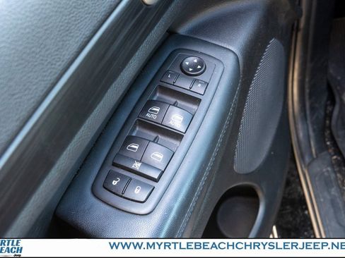 Used 2020 Jeep Grand Cherokee Laredo w/ Laredo X Package image 16