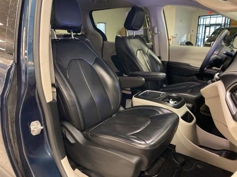 Used 2022 Chrysler Pacifica Touring-L image 9